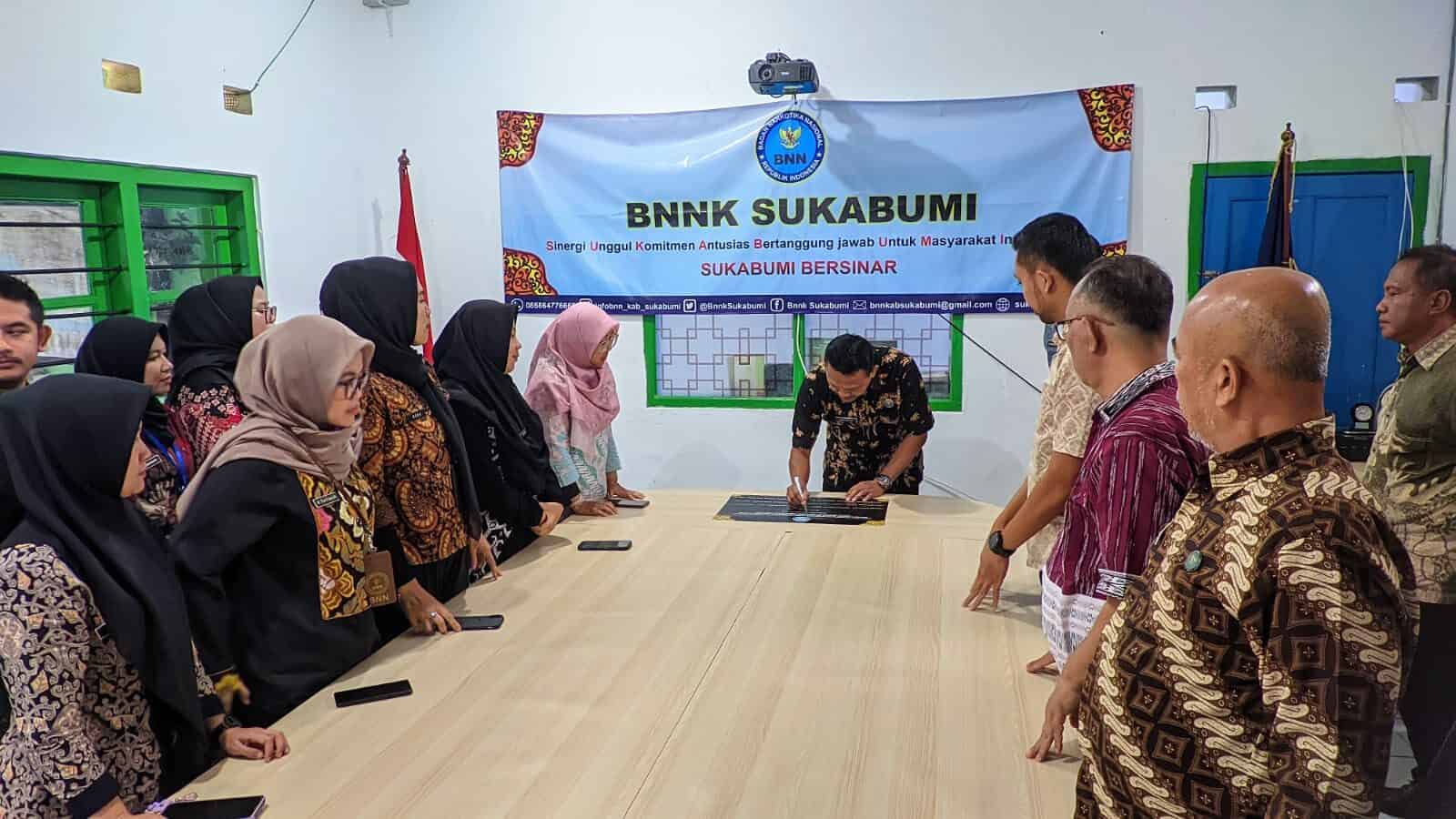 PENANDATANGANAN KOMITMEN BERSAMA "ZONA INTEGRITAS" BNN KABUPATEN SUKABUMI PENANDATANGANAN KOMITMEN BERSAMA “ZONA INTEGRITAS” BNN KABUPATEN SUKABUMI
