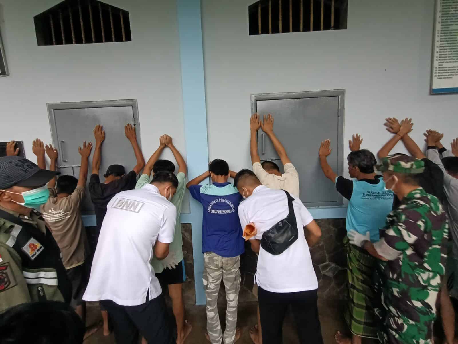 BNNK SUKABUMI GELAR APEL GABUNGAN DAN RAZIA BLOK DI LAPAS WARUNGKIARA SUKABUMI BNNK SUKABUMI GELAR APEL GABUNGAN DAN RAZIA BLOK DI LAPAS WARUNGKIARA SUKABUMI