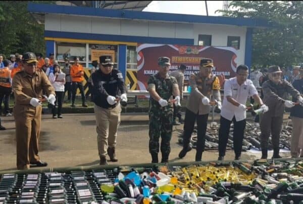 BNNK SUKABUMI MENGHADIRI KEGIATAN GELAR PASUKAN BERSAMA POLRES SUKABUMI KOTA PEMUSNAHAN MIRAS DAN KNALPOT BISING