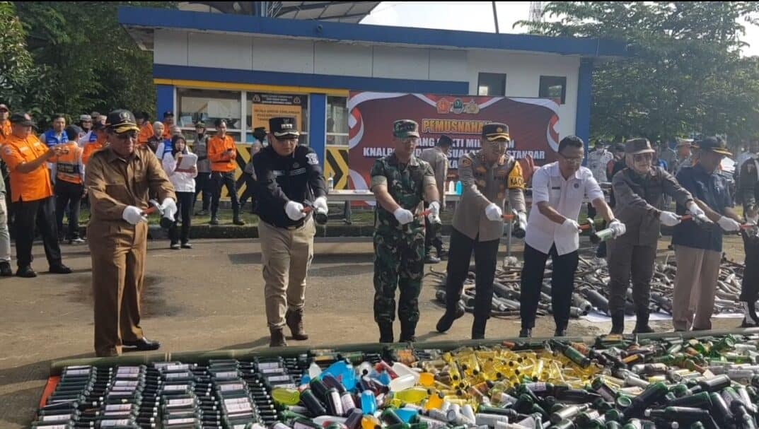 BNNK SUKABUMI MENGHADIRI KEGIATAN GELAR PASUKAN BERSAMA POLRES SUKABUMI KOTA PEMUSNAHAN MIRAS DAN KNALPOT BISING BNNK SUKABUMI MENGHADIRI KEGIATAN GELAR PASUKAN BERSAMA POLRES SUKABUMI KOTA PEMUSNAHAN MIRAS DAN KNALPOT BISING