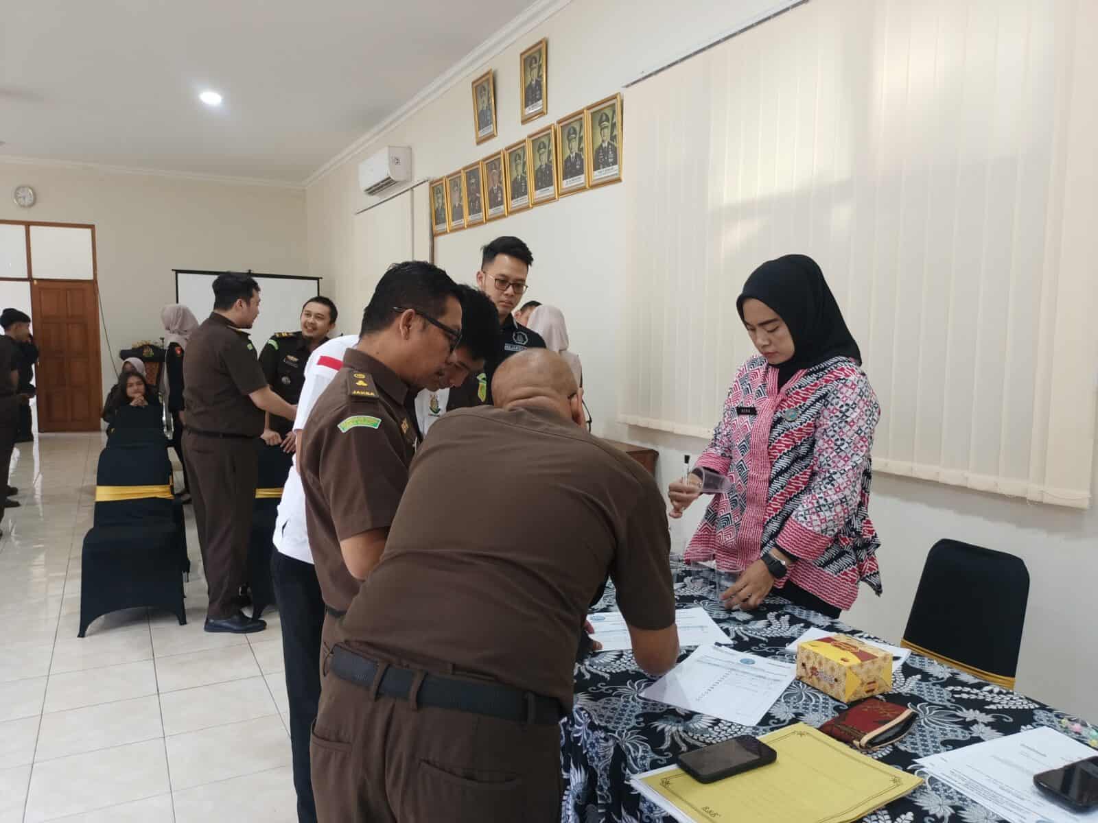 BNNK SUKABUMI TEST URINE PULUHAN PEGAWAI KEJAKSAAN KAB SUKABUMI BNNK SUKABUMI TEST URINE PULUHAN PEGAWAI KEJAKSAAN KAB SUKABUMI