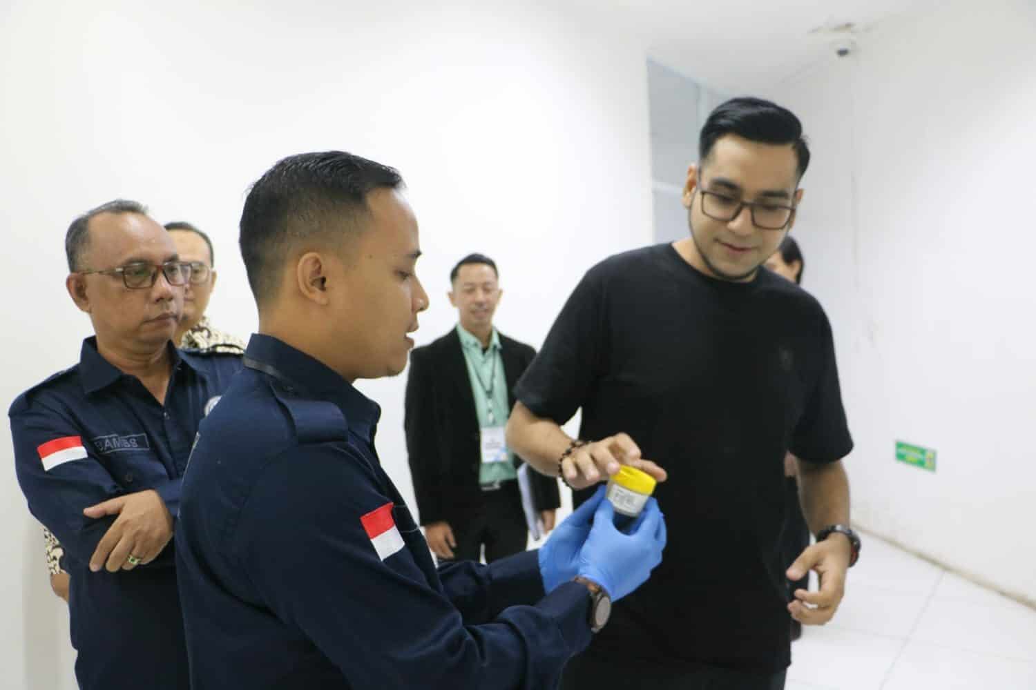 BNNK SUKABUMI TEST URINE KEPADA CALON WALIKOTA DAN WAKIL WALIKOTA SUKABUMI, INI HASILNYA !! BNNK SUKABUMI TEST URINE KEPADA CALON WALIKOTA DAN WAKIL WALIKOTA SUKABUMI, INI HASILNYA !!