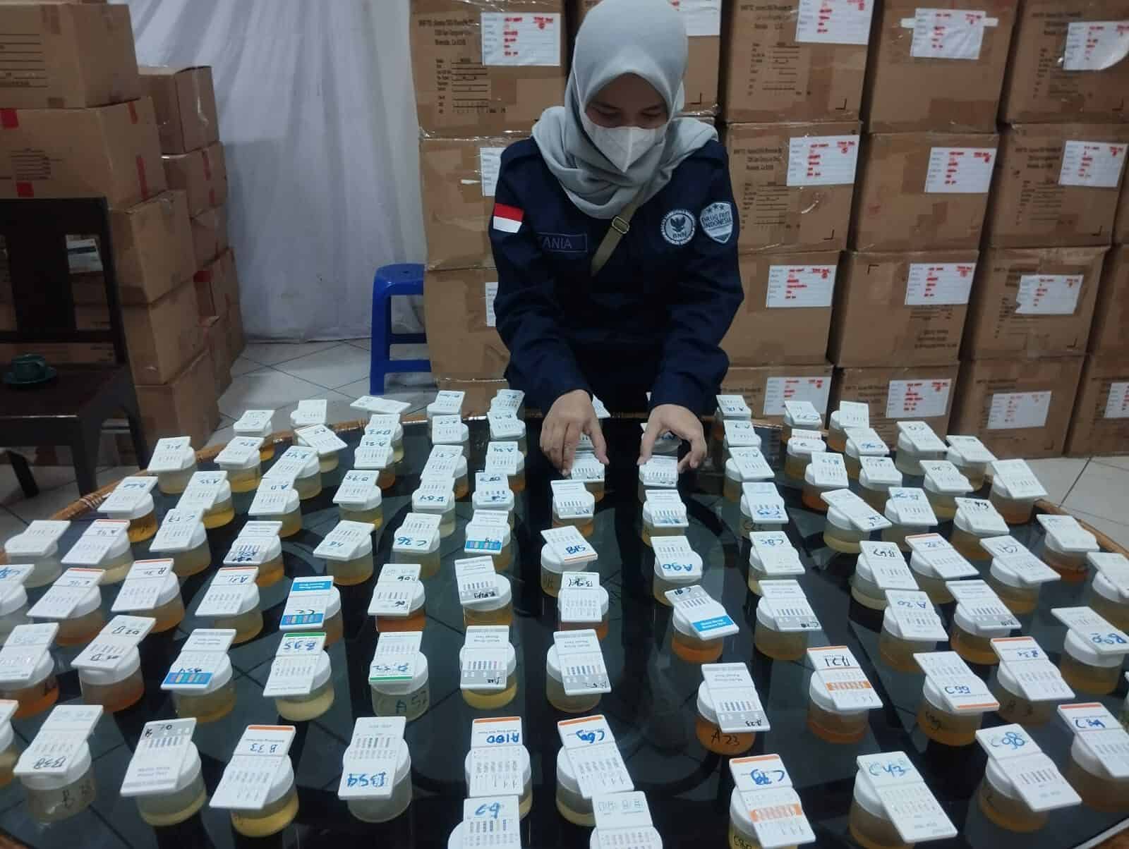 KOMITMEN MEWUJUDKAN LINGKUNGAN KERJA BERSINAR, BNNK SUKABUMI LAKUKAN TEST URINE KEPADA 300 PEGAWAI PT GREAT APAREL KOMITMEN MEWUJUDKAN LINGKUNGAN KERJA BERSINAR, BNNK SUKABUMI LAKUKAN TEST URINE KEPADA 300 PEGAWAI PT GREAT APAREL